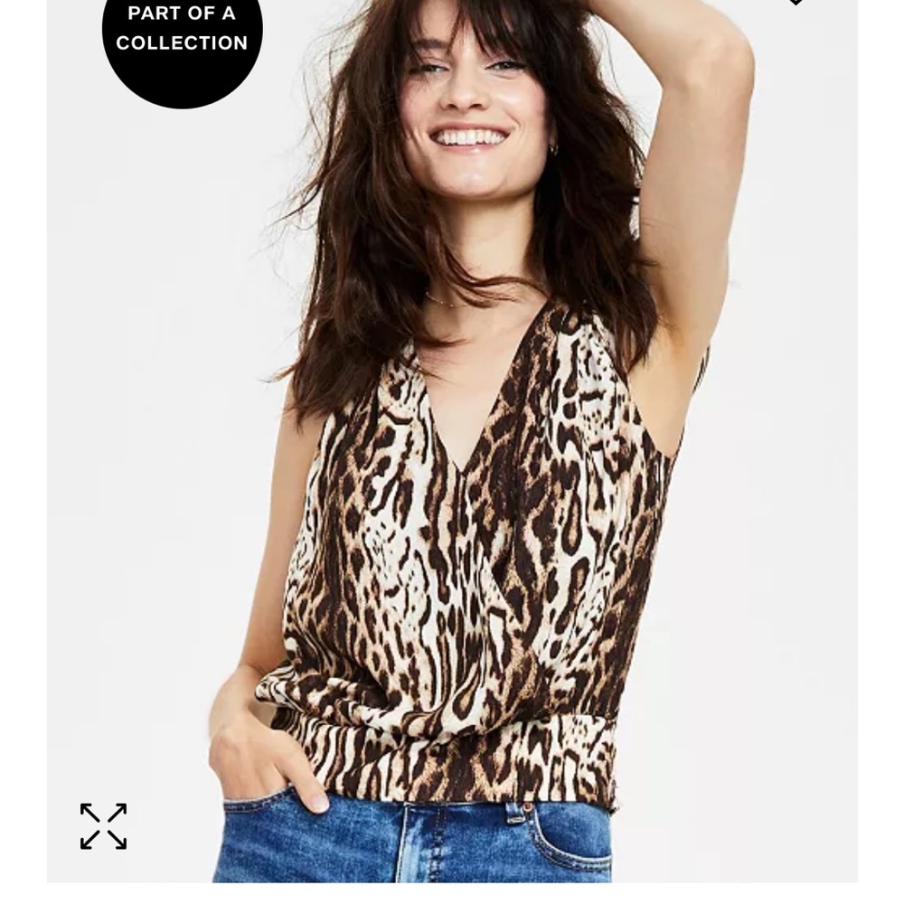 Animal-print halter top
Smocked hem at back
V-neck
Relaxed fit
Machine washable